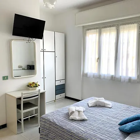 Chiara Hotel 2*