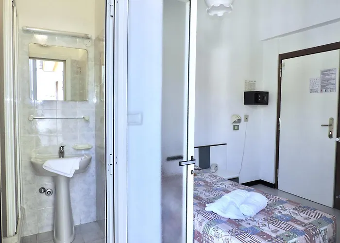Chiara Hotel 2*